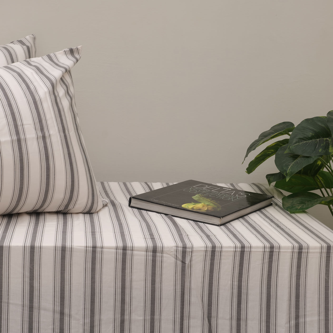 BEDSHEET with 2pillow cases.