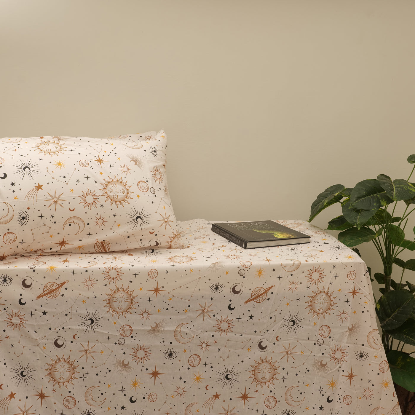 King size bedsheet with 2pillow cases.