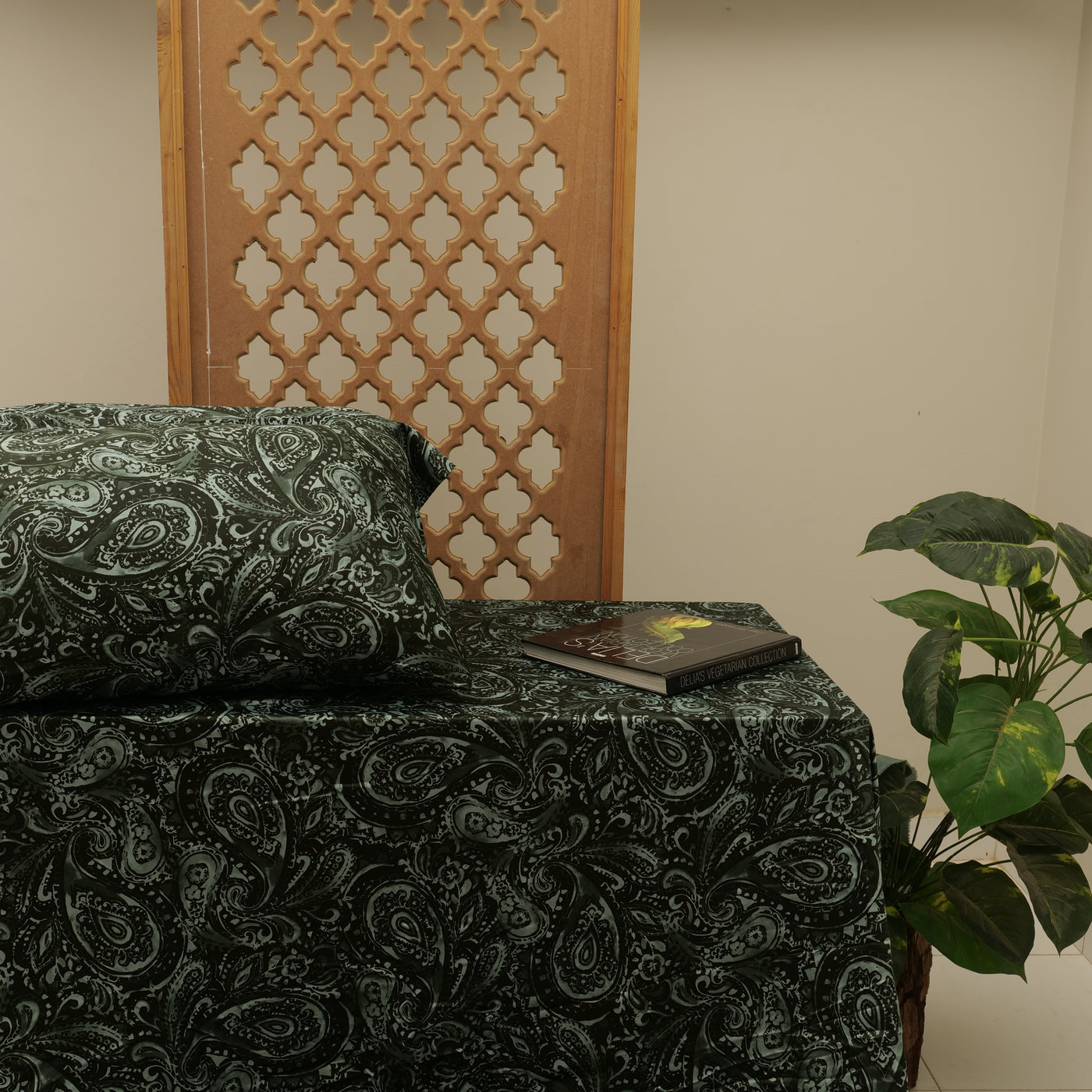 King size bedsheet with 2 pillow cases.