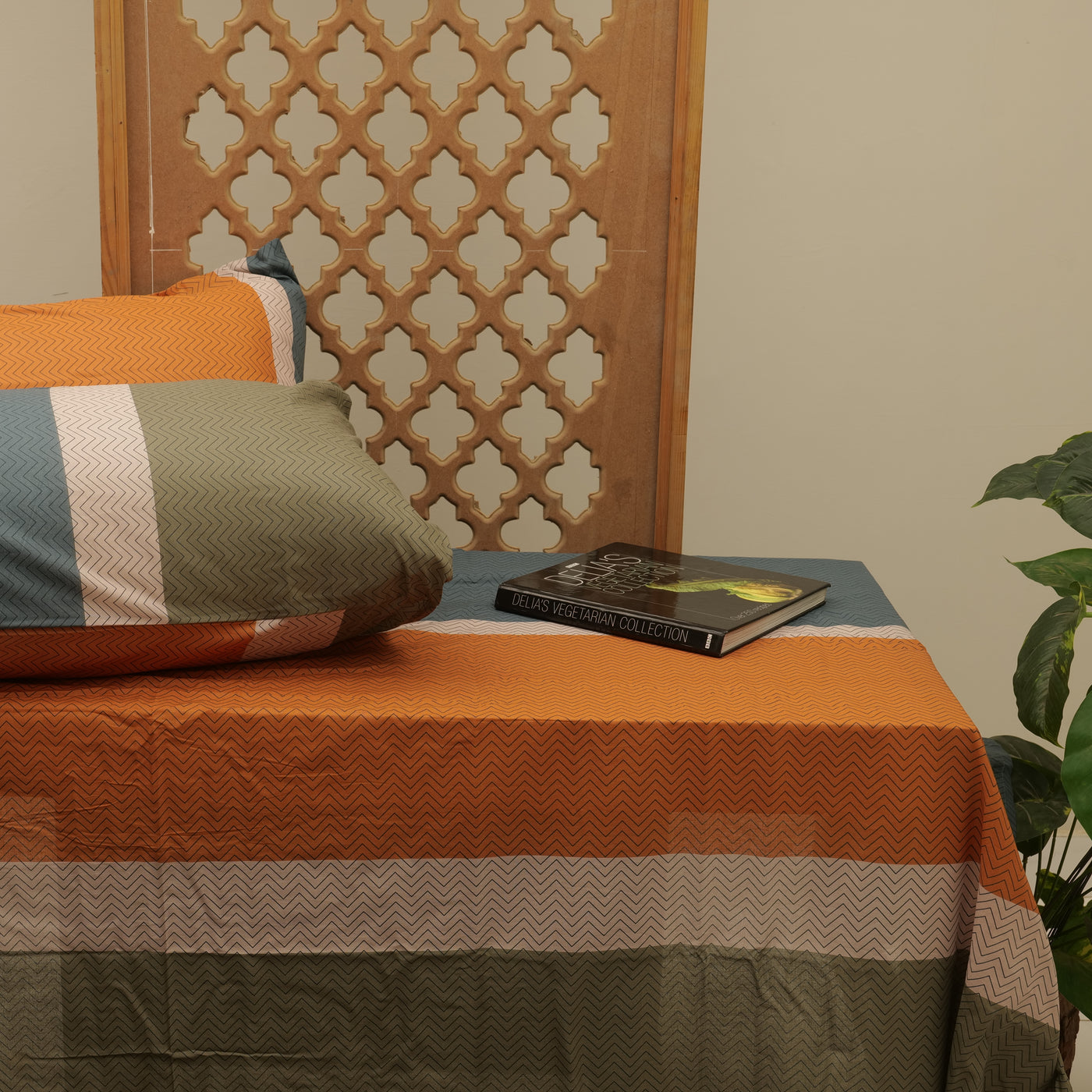 King size bedsheet with 2 pillow cases.