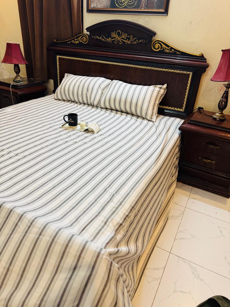BEDSHEET with 2pillow cases.
