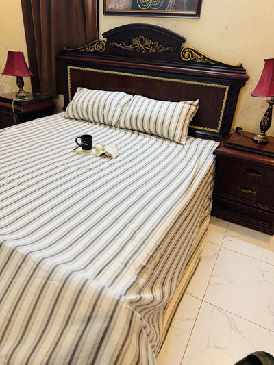 BEDSHEET with 2pillow cases.